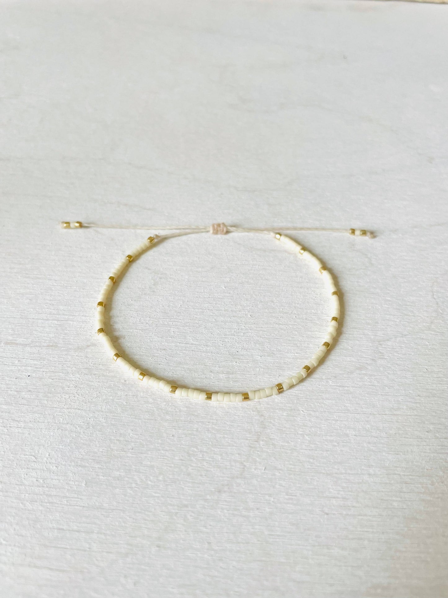 Adjustable Miyuki Pearl Bracelet in Nylon, Rocaille