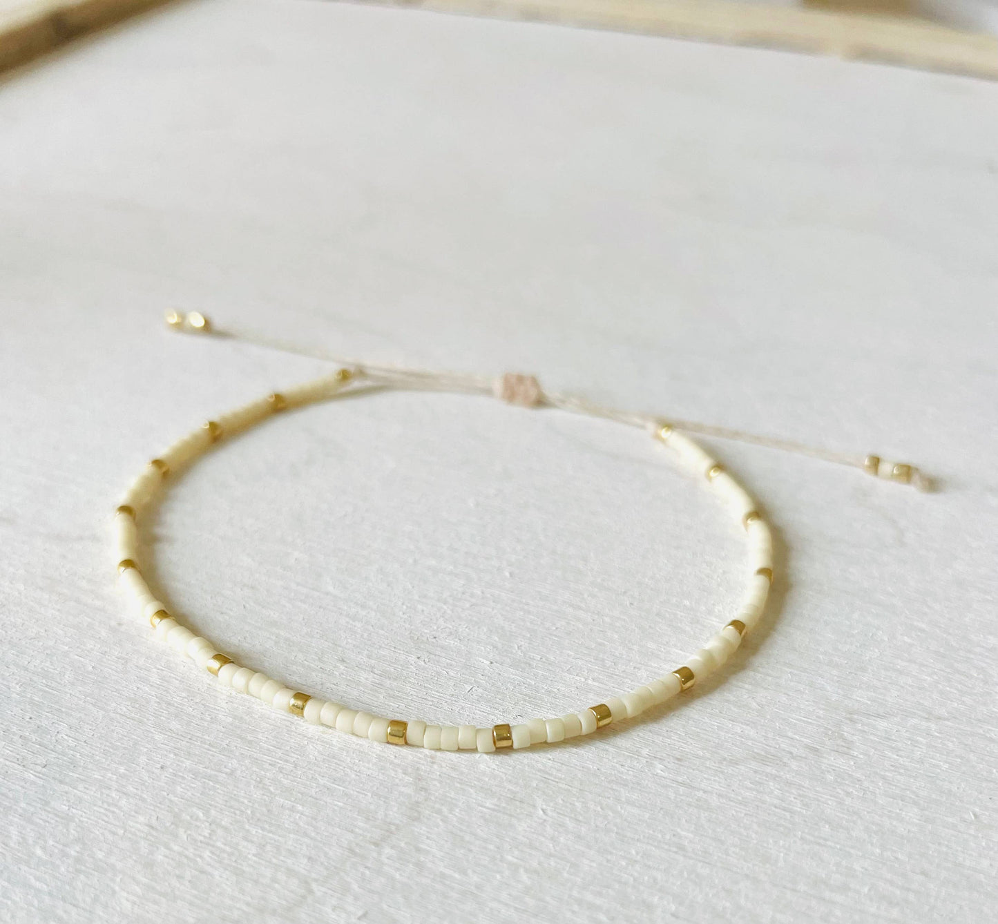 Adjustable Miyuki Pearl Bracelet in Nylon, Rocaille