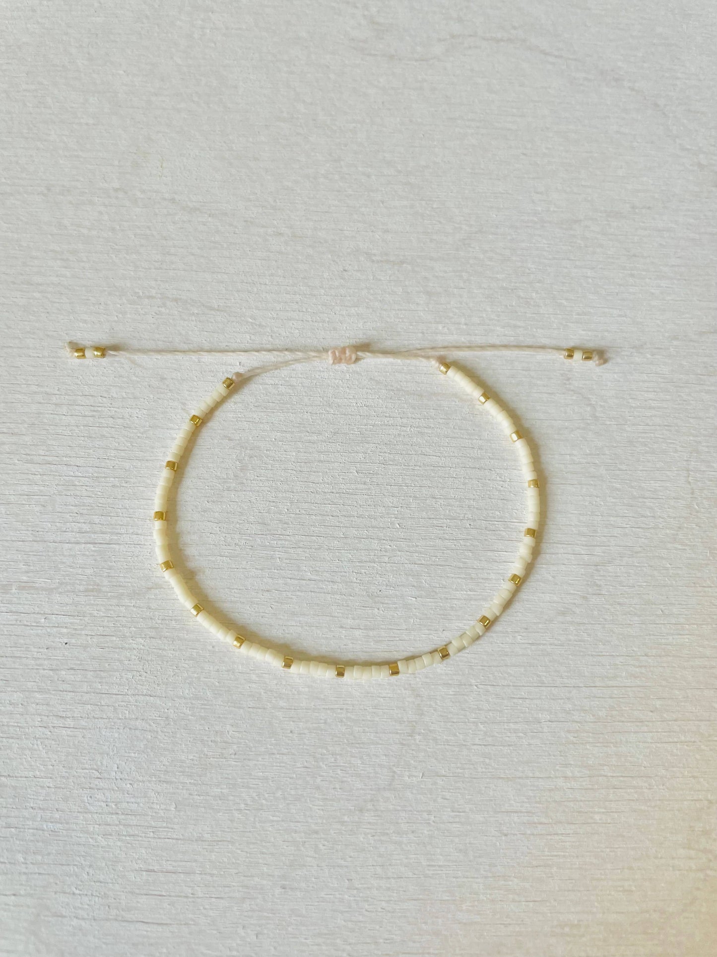 Adjustable Miyuki Pearl Bracelet in Nylon, Rocaille